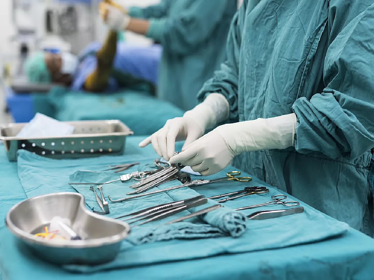 scrub-nurse-preparing-me-ci-en