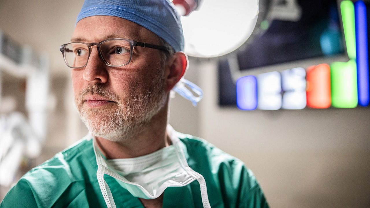 story-carousel-surgeon-desktop-in-en