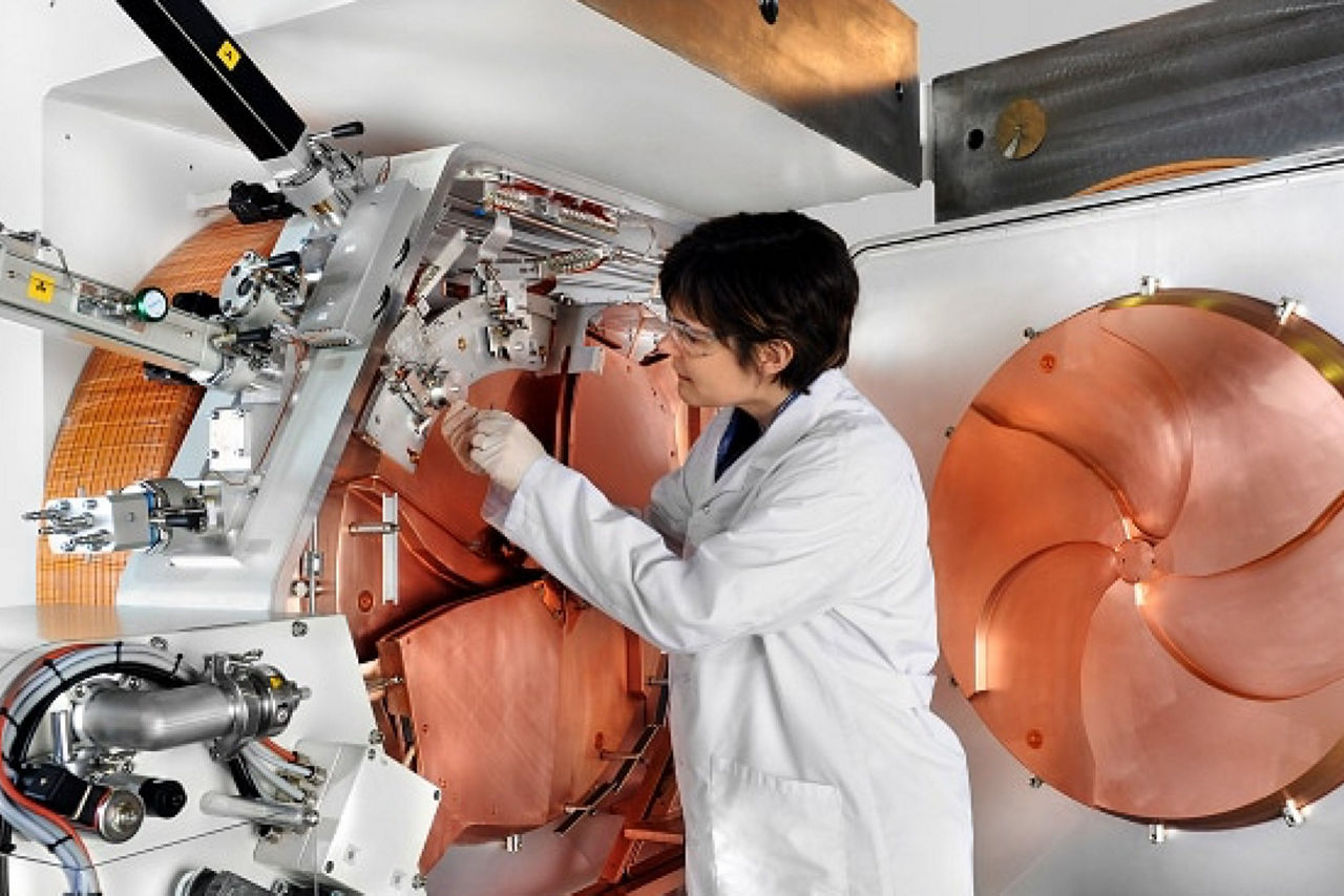 technician-with-pet-tracer