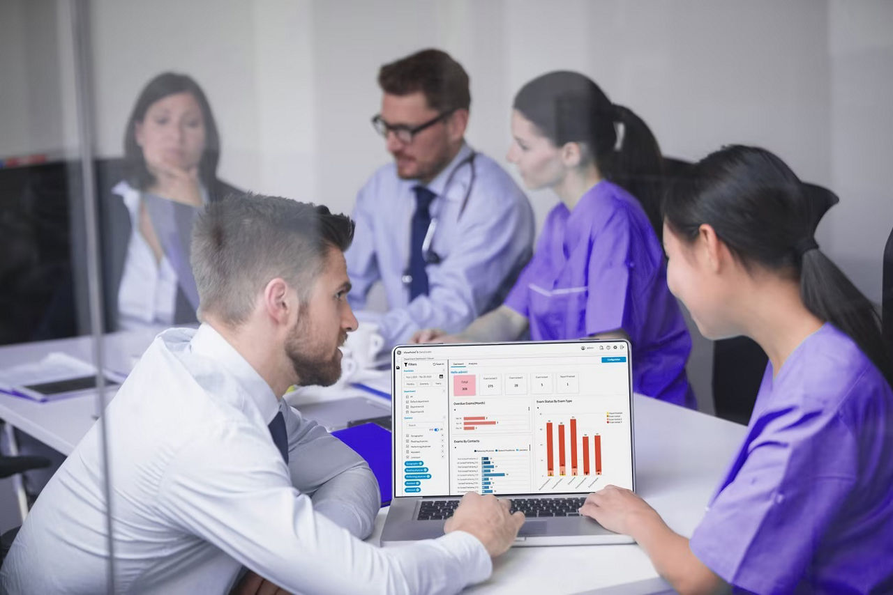 ultrasound-reporting-viewpoint6-doctors-discussing-laptop-meeting-ph-en