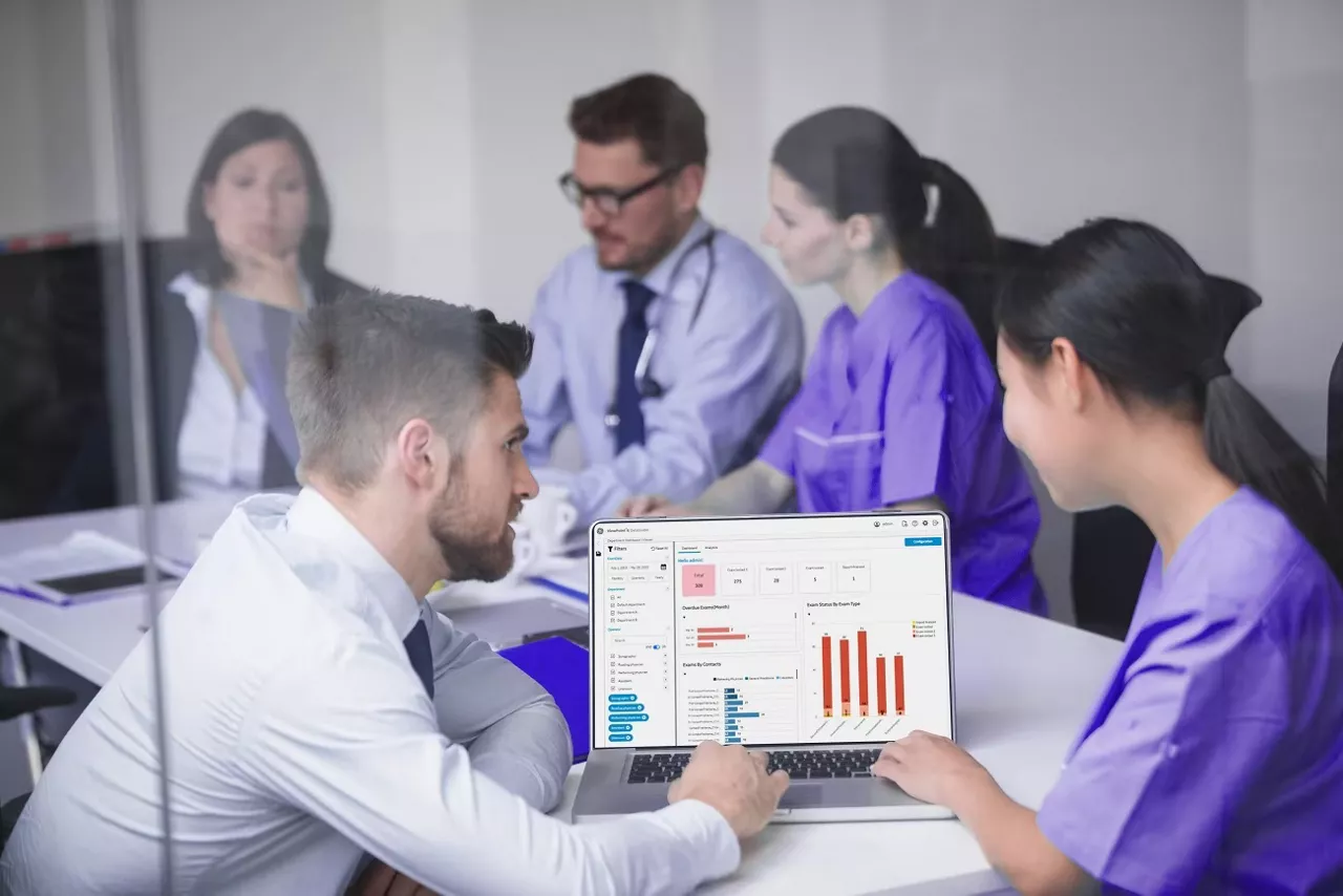 ultrasound-reporting-viewpoint6-doctors-discussing-laptop-meeting-ph-en