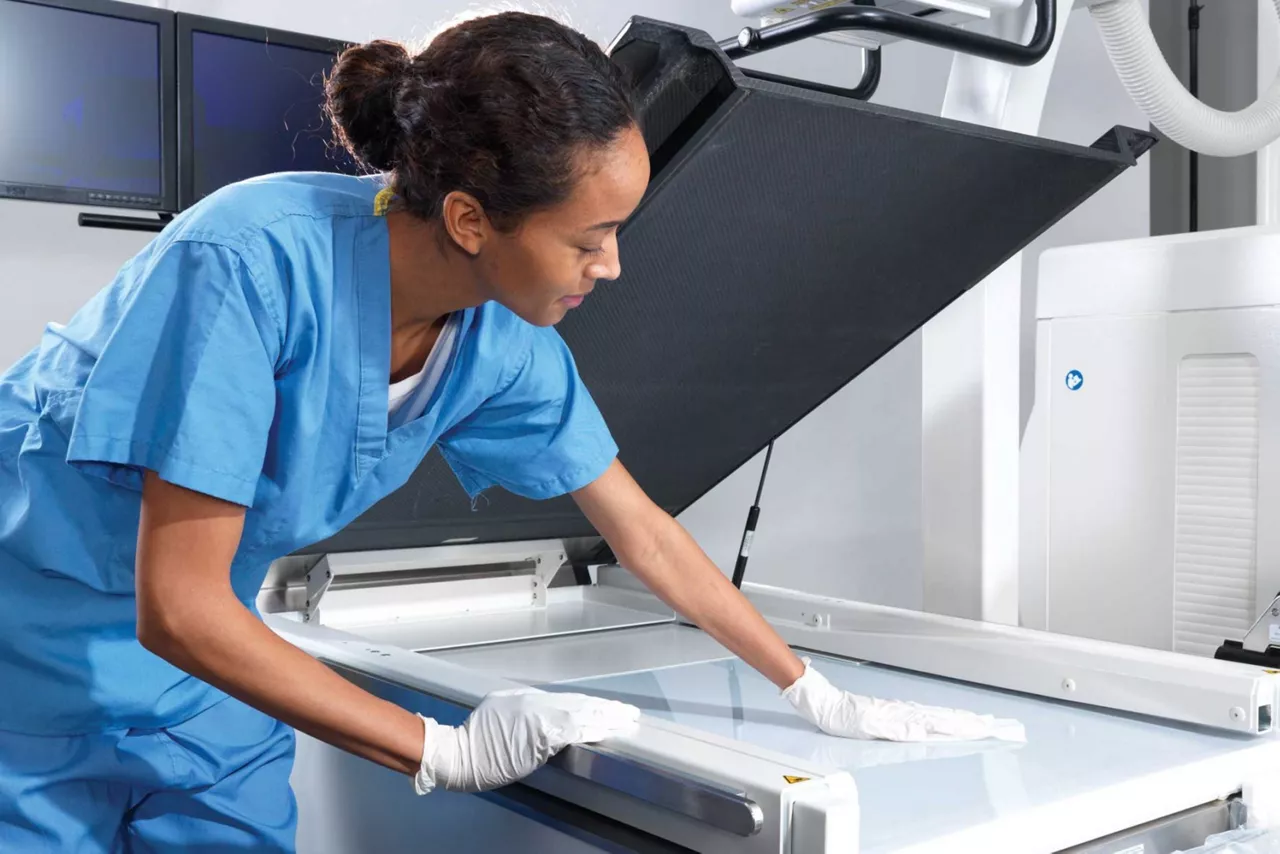 uroview-8k-nurse-cleaning-machine-ci-en