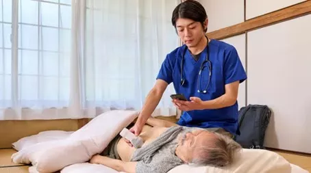 Vscan Airを片手に持ち有用性を語る瀬尾 由広 先生