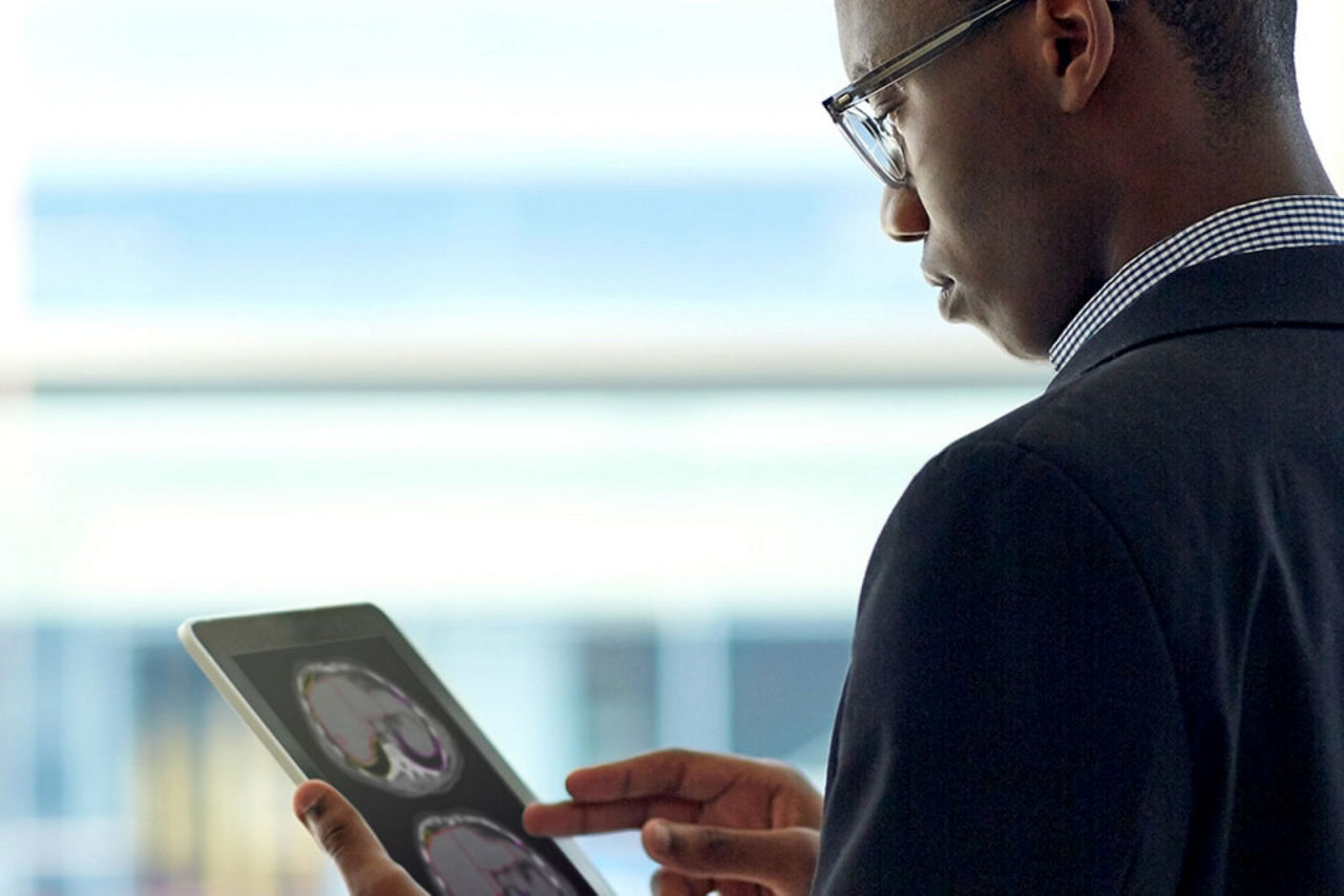 xeleris-v-molecular-man-watching-tablet-ci-en