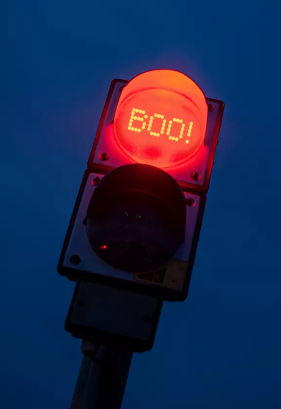 A red traffic light displaying the word "Boo!"