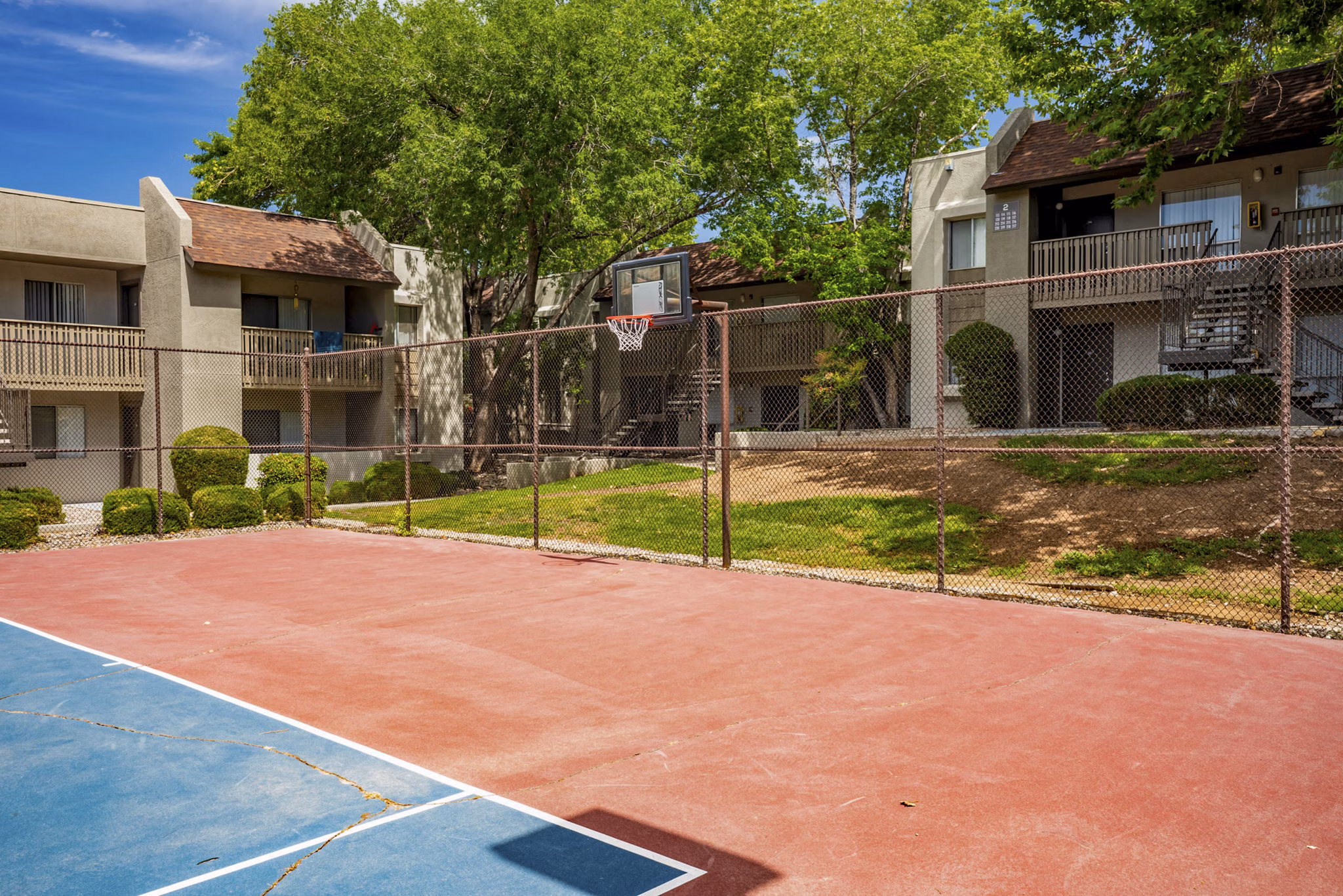 basketball and tennis court at Eagle Point Apartments