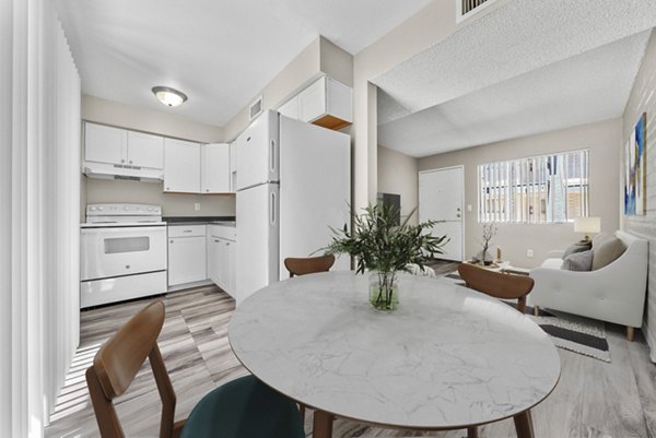 dining room at Fountain Plaza Apartments 