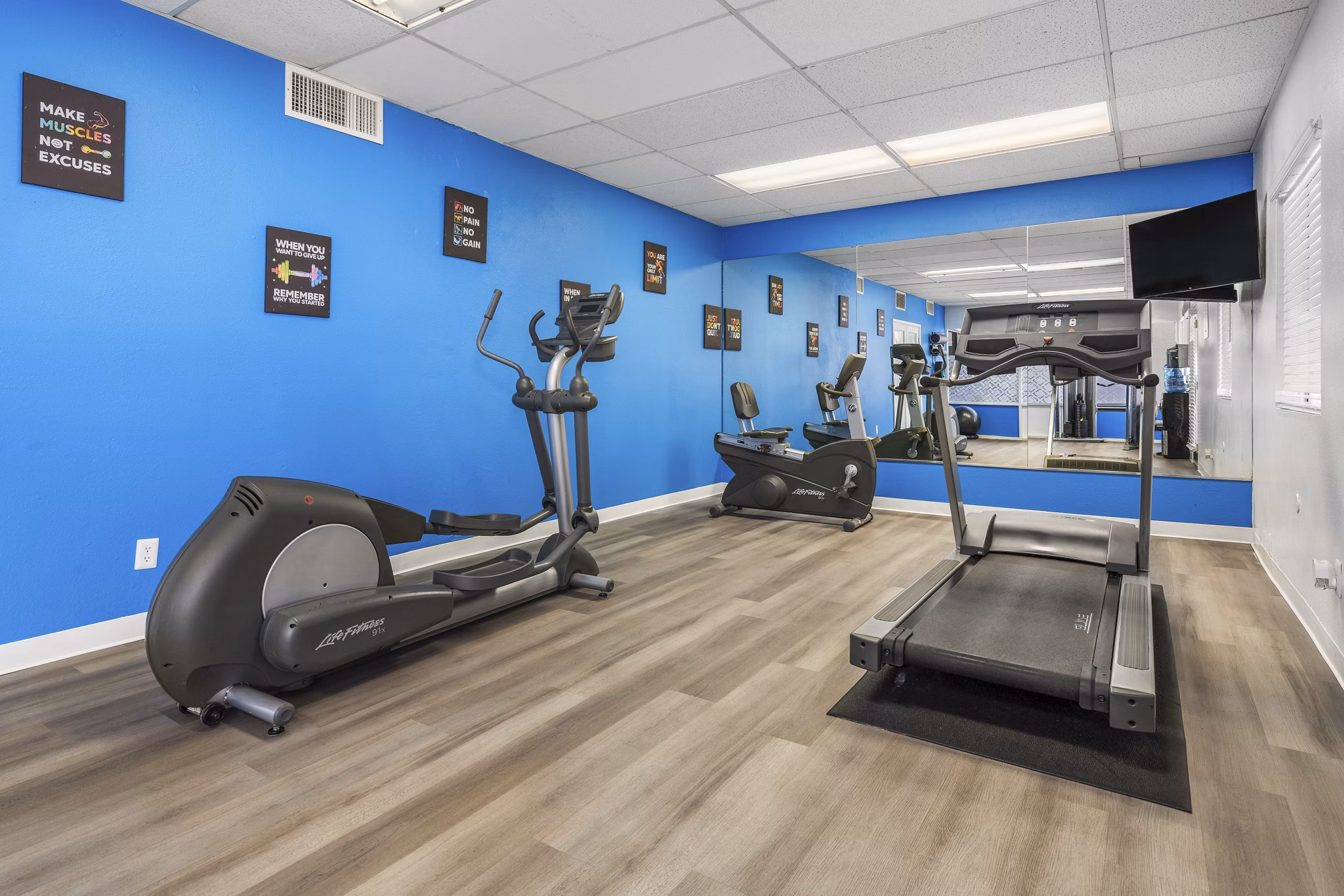 fitness center at Fountain Plaza Apartments 