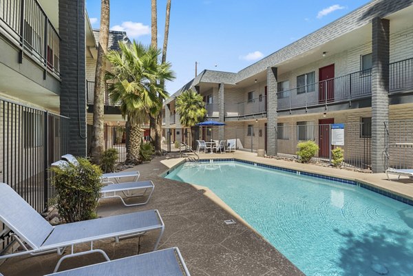 pool at Fountain Plaza Apartments 