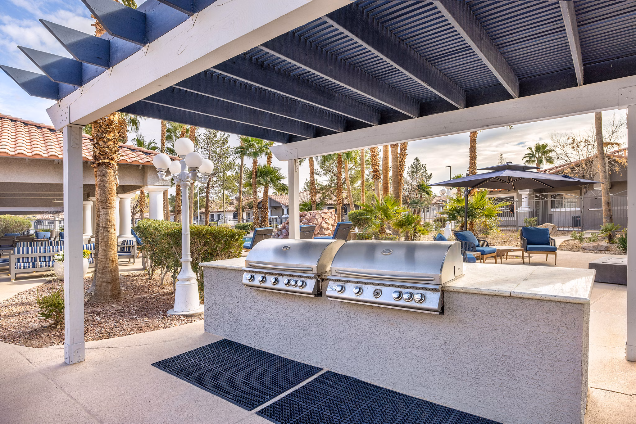 grill area at Destinations Alexander Apartments 