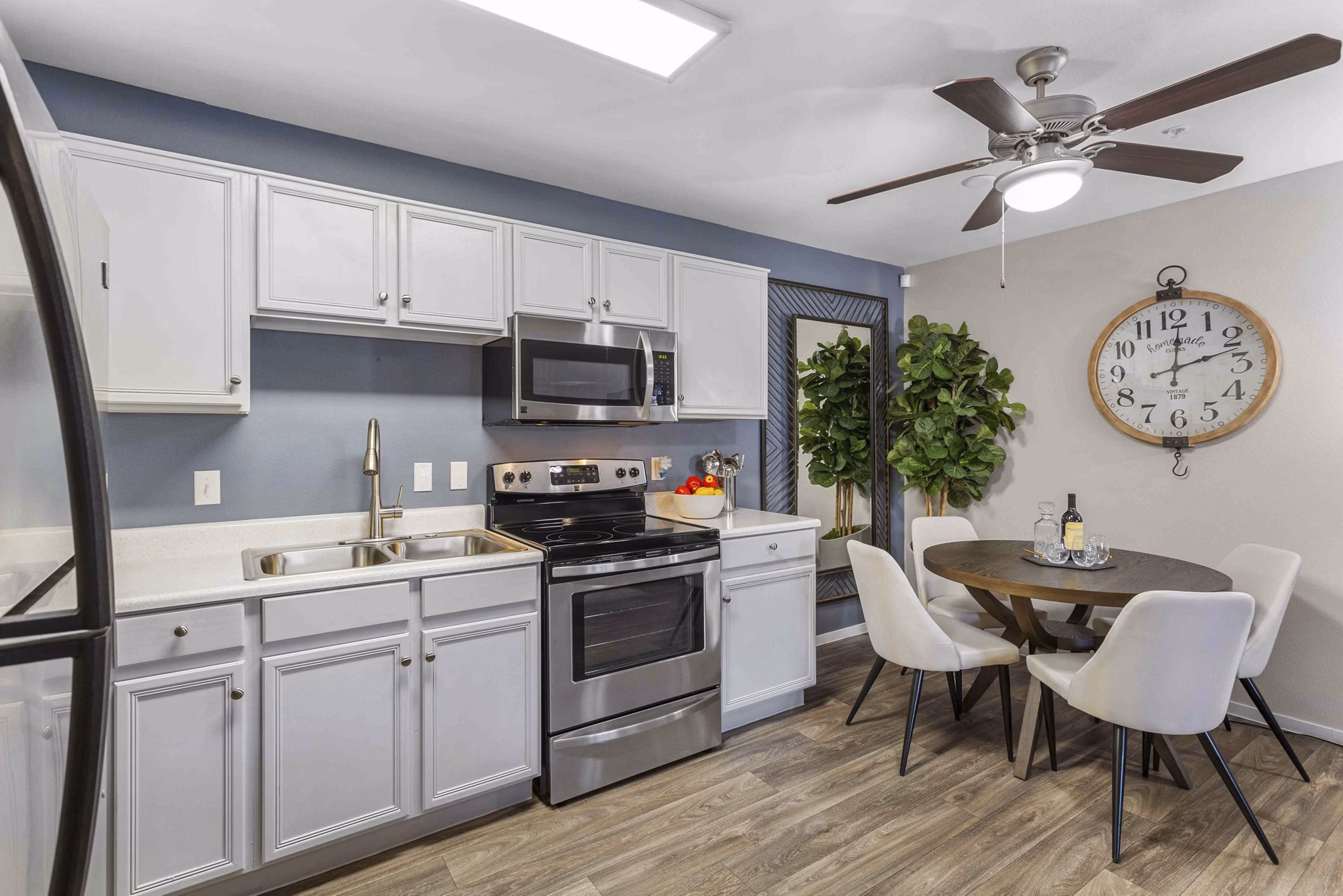 Modern kitchen with granite countertops and stainless steel appliances in Destinations Pebble Apartments