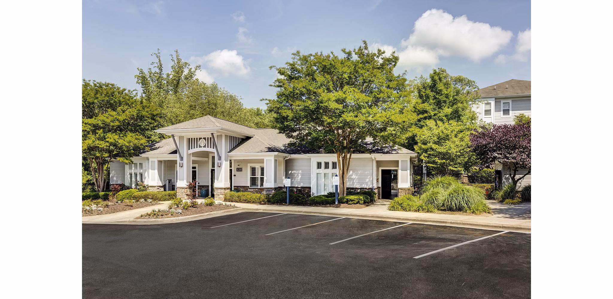 Avana Lake Norman Apartments: Elegant with lush landscaping in Mooresville