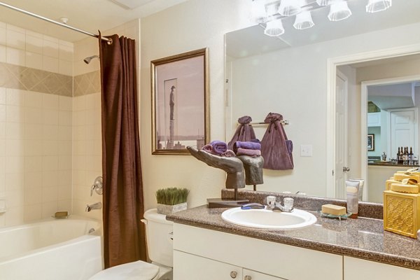 Estates at Memorial Heights: Modern luxury apartments with stunning architecture and lush landscaping near downtown Houston