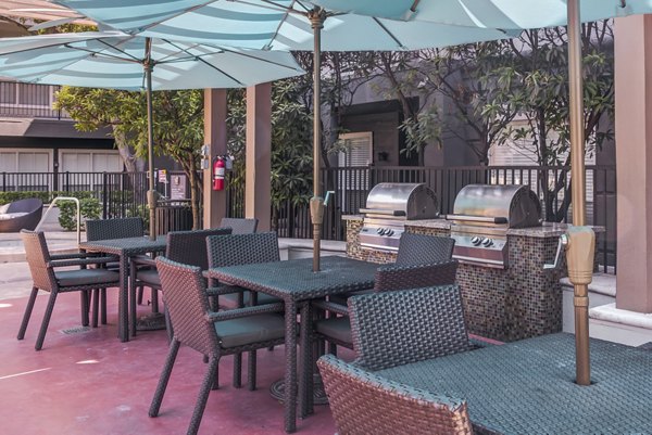 Outdoor grill area with stainless steel appliances at Estates at Memorial Heights Apartments Ideal for social gatherings and alfresco dining erleben