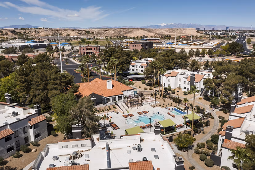 Montego Bay Apartments: Scenic view of luxury homes near the waterfront