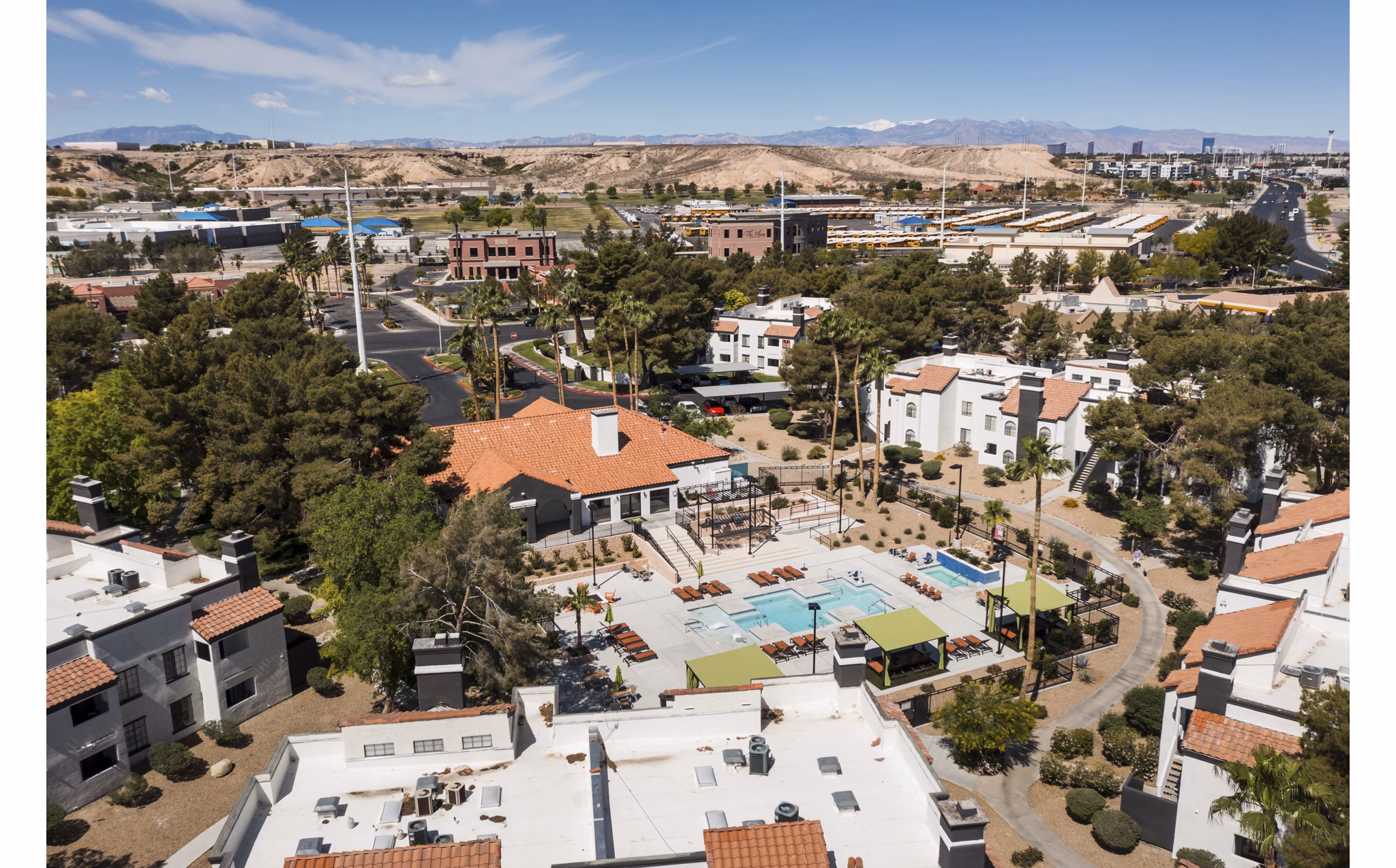 Montego Bay Apartments: Scenic view of luxury homes near the waterfront
