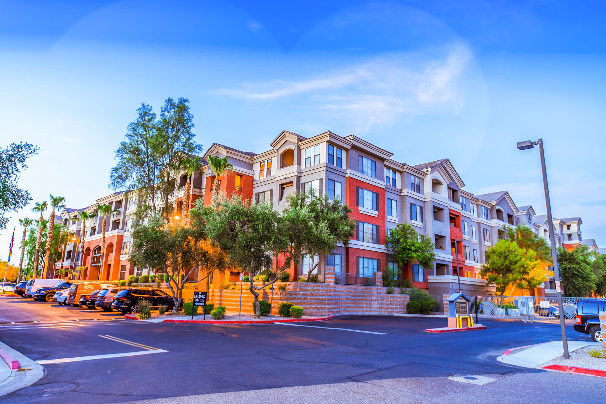 Alanza Place Apartments: Elegant building in a vibrant Phoenix community