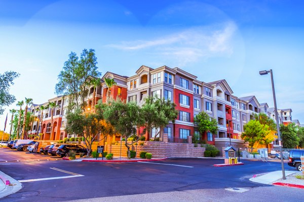 Alanza Place Apartments: Elegant building in a vibrant Phoenix community