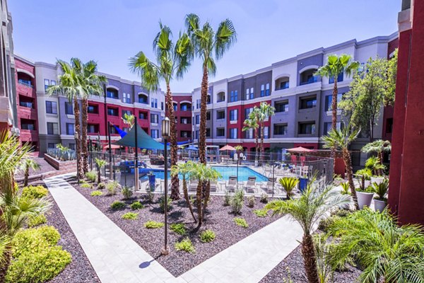 courtyard/pool at Alanza Place Apartments