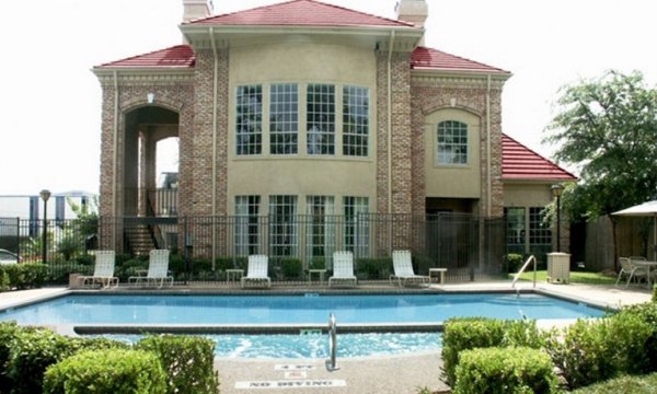 Sendera at Greenway Apartments: Elegant with lush landscaping in a Houston community