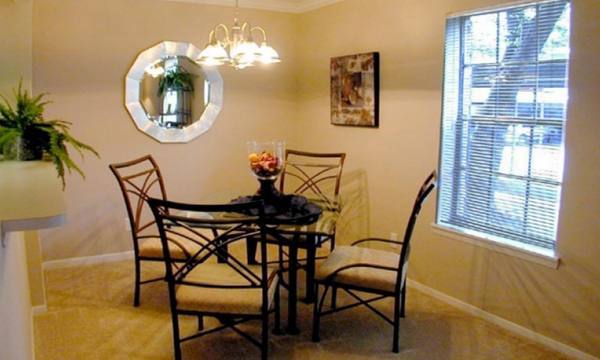 dining room at Sendera at Greenway Apartments