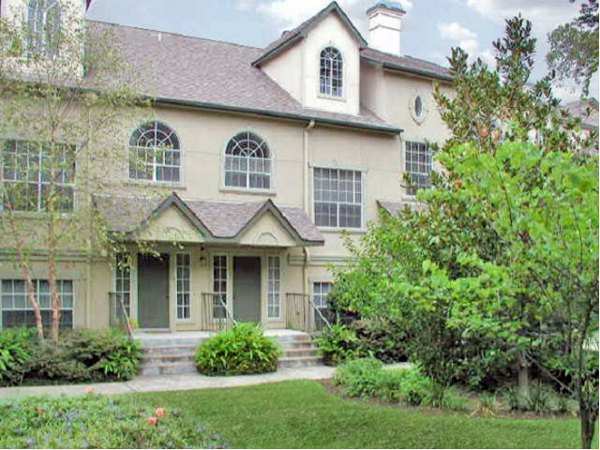 Plaza at River Oaks: Luxury apartment architecture in desirable neighborhood
