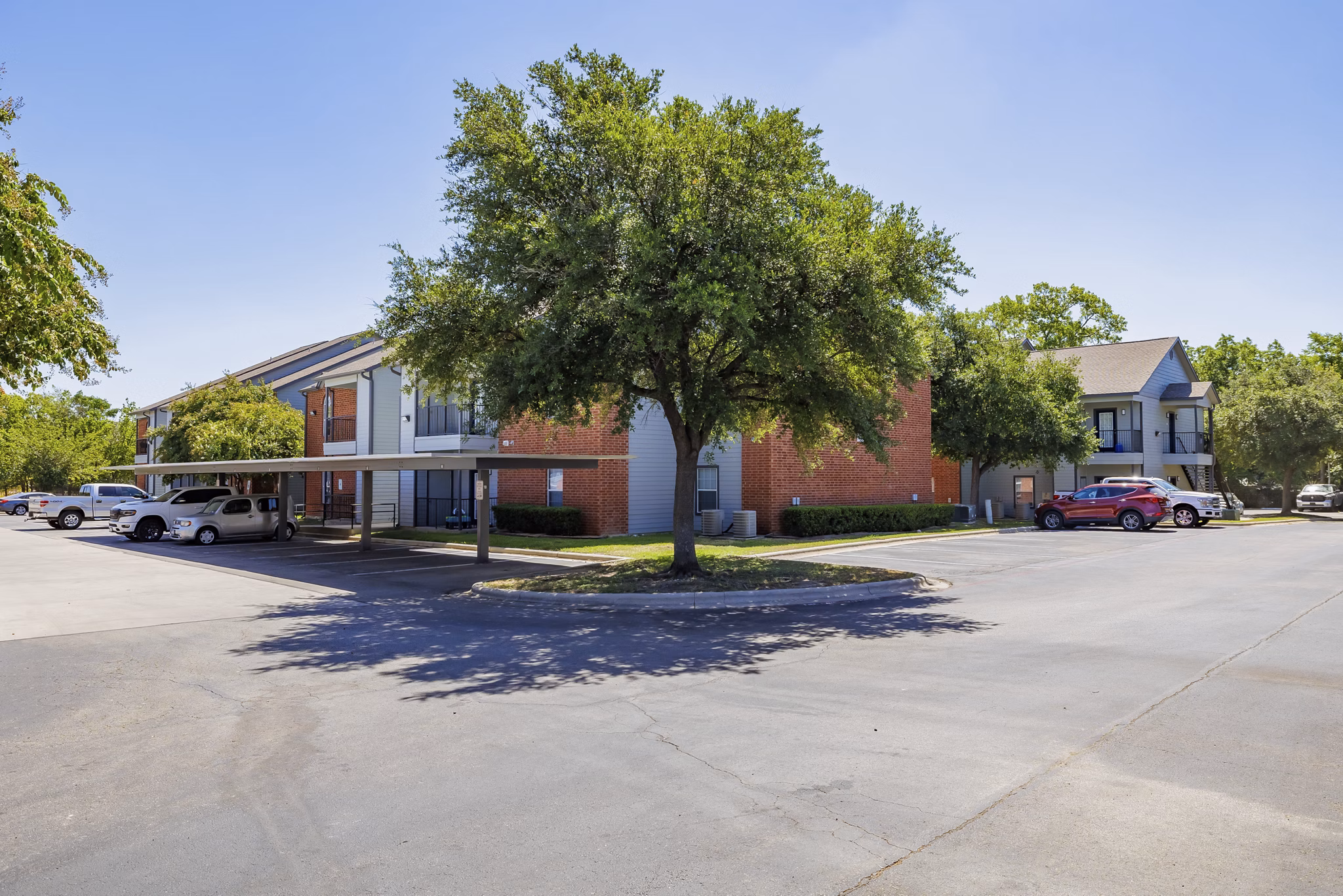 Clear Creek Meadows: Charming view of luxury apartments in tranquil setting