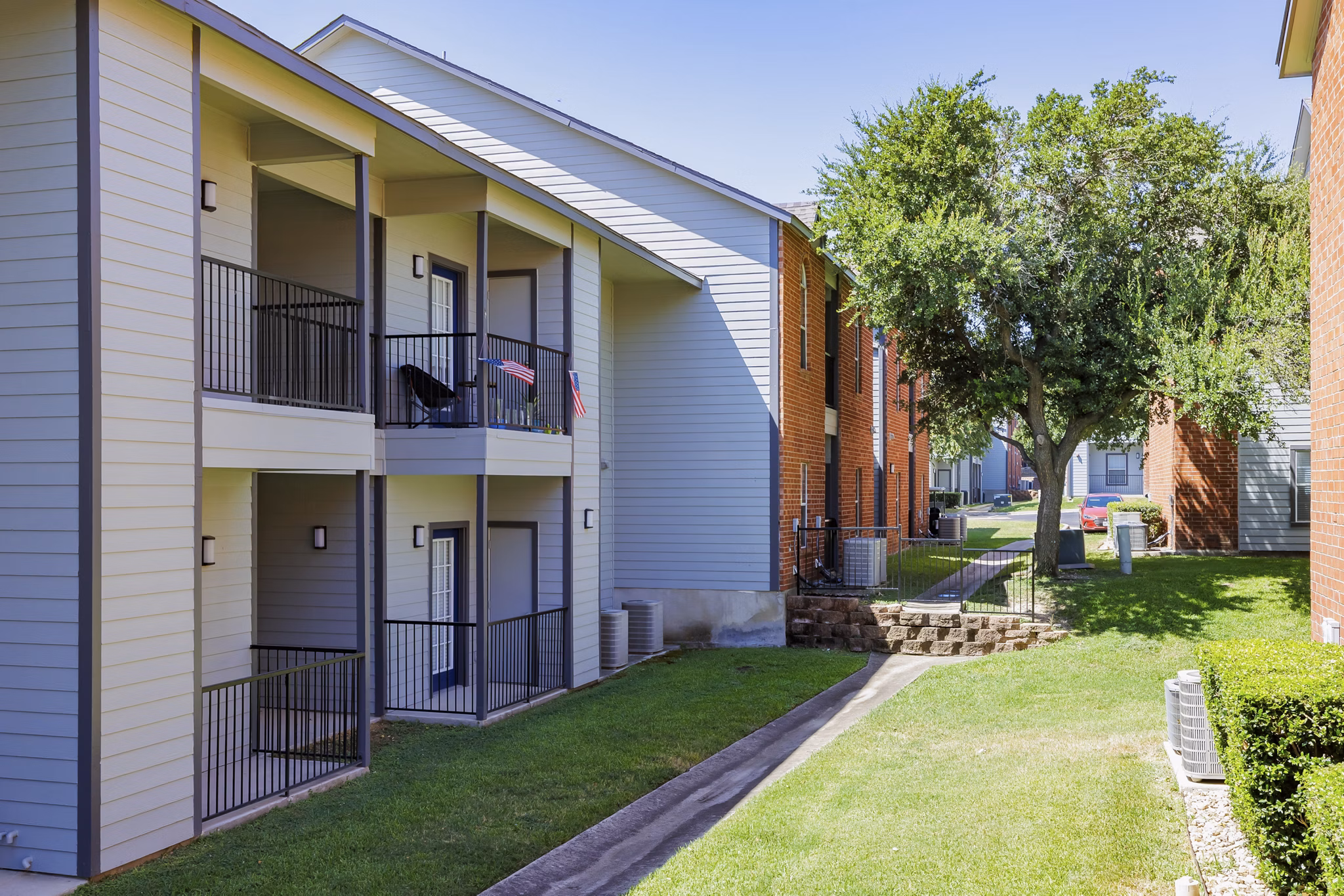 Clear Creek Meadows: Elegant view of luxury apartments in Copperas Cove, TX.
