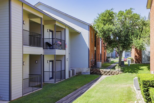 Clear Creek Meadows: Elegant view of luxury apartments in Copperas Cove, TX.