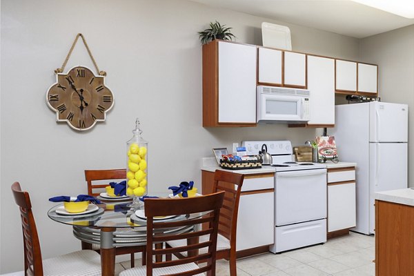dining area at Clear Creek Meadows Apartments