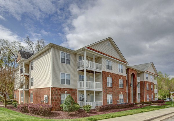 Patriots Pointe Apartments: Elegant view of luxury apartments in a tranquil setting