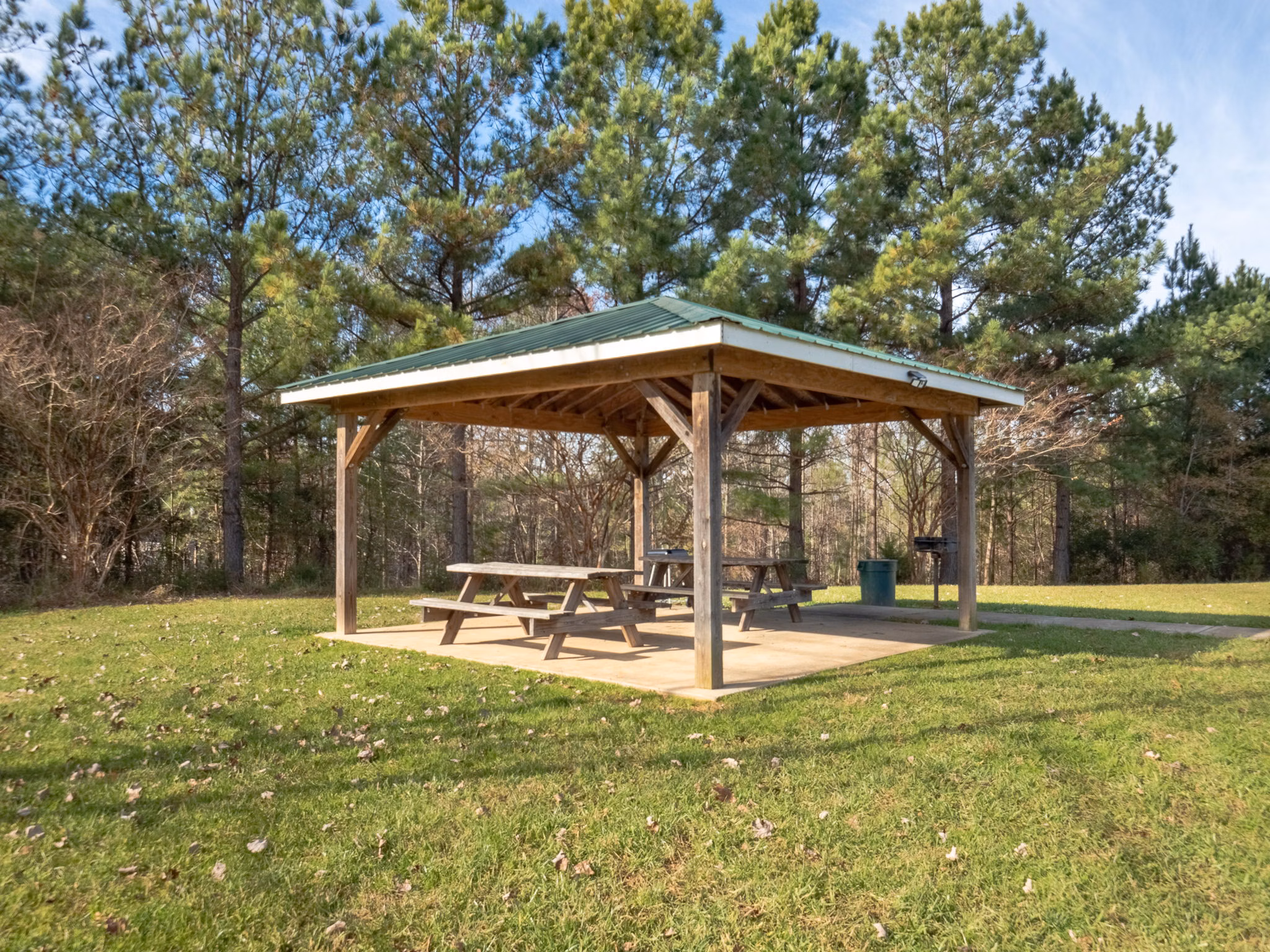 Outdoor grill area with modern seating at Patriots Pointe Apartments, offering luxury amenities for residents