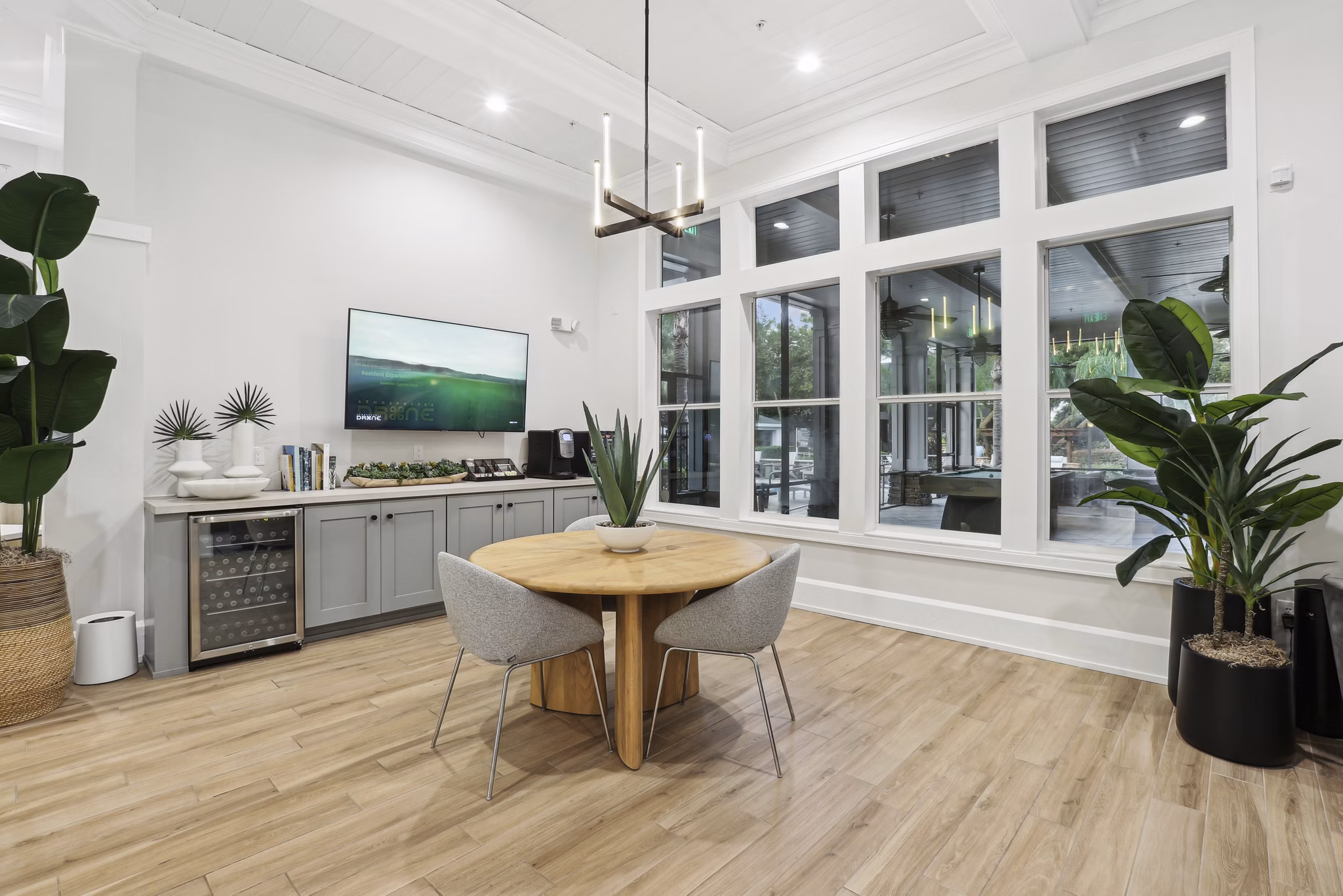 dining area at Lakeside Place Apartments