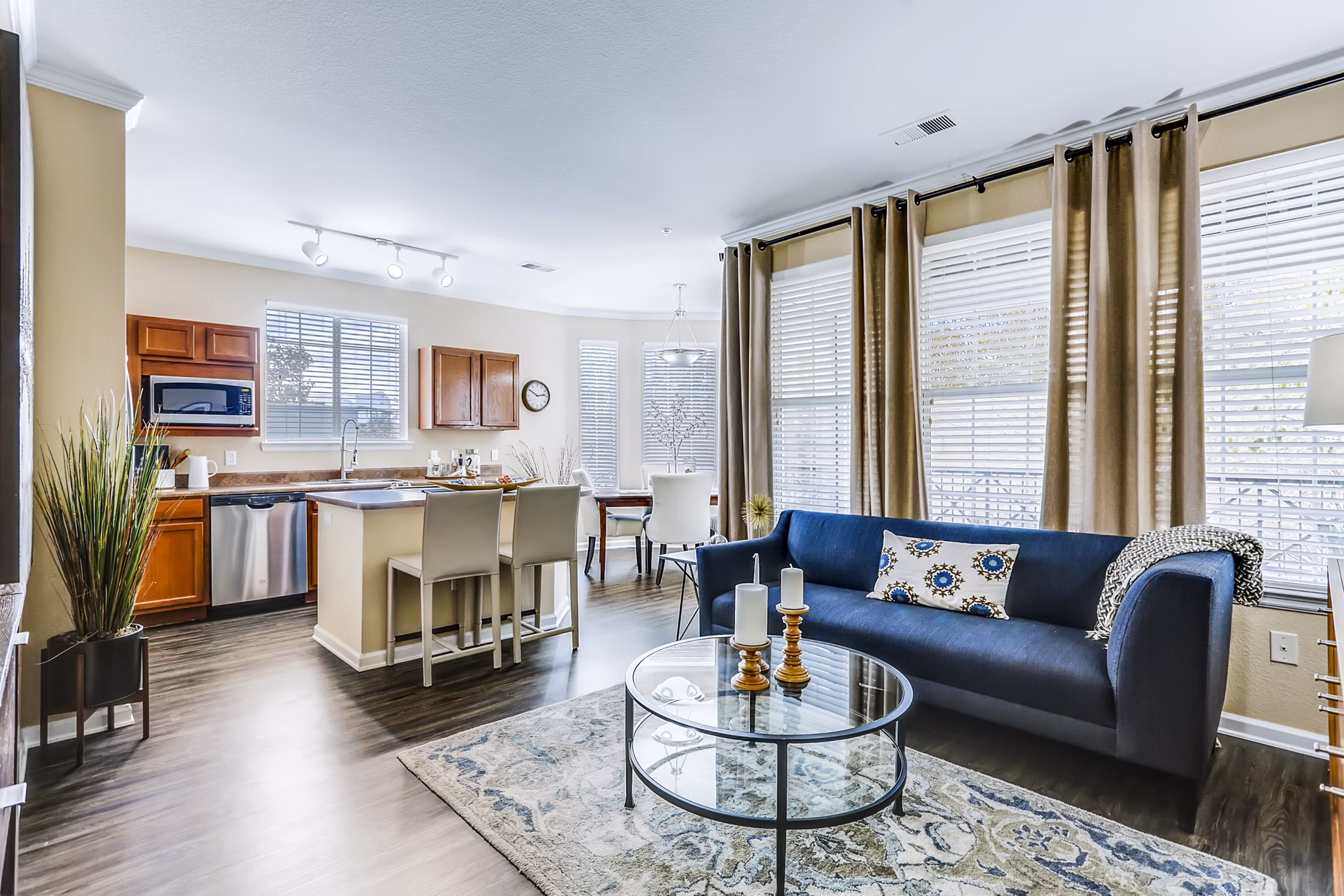 Contemporary living room with elegant furnishings at Waterford Lone Tree Apartments