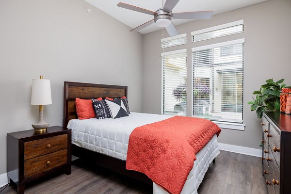 Spacious bedroom with modern decor in Haus 5350 Apartments