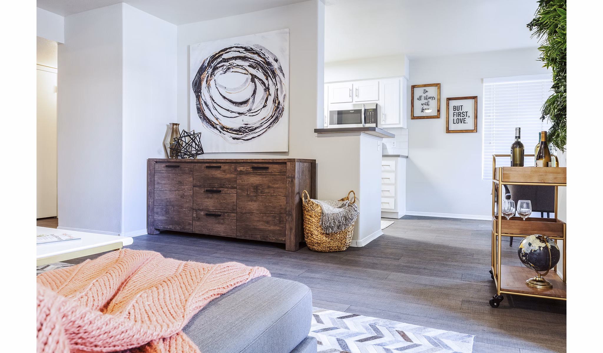 Living room with modern design and sleek furnishings at OTTAVO Apartments