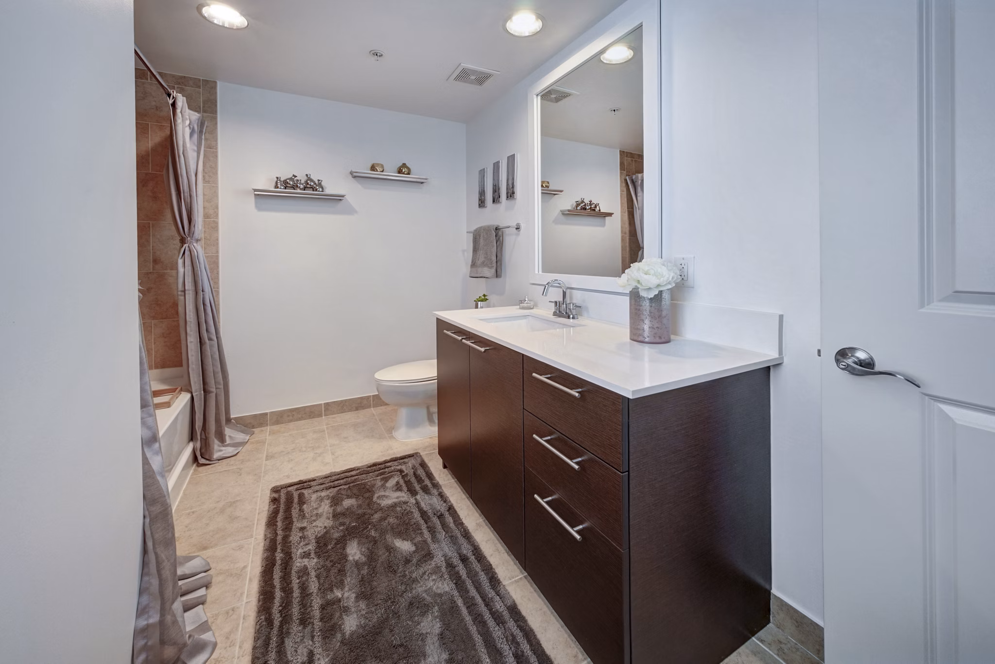 bathroom at Worthing Place Apartments 