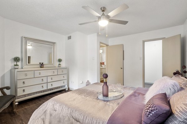 bedroom at Seraphina Castle Hills Apartments 