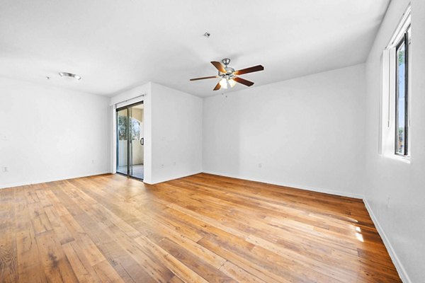 Modern living room with contemporary furnishings at The Colony Apartments