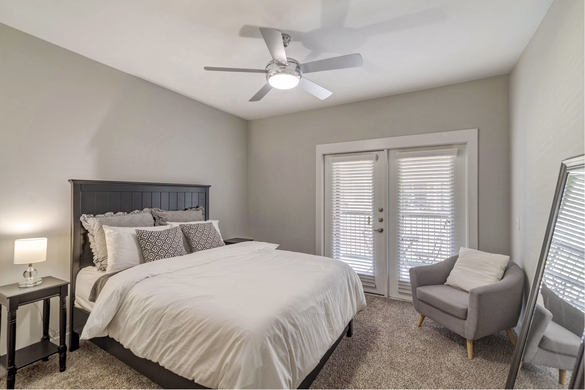 Bedroom with modern furnishings in Regal Parc Apartments