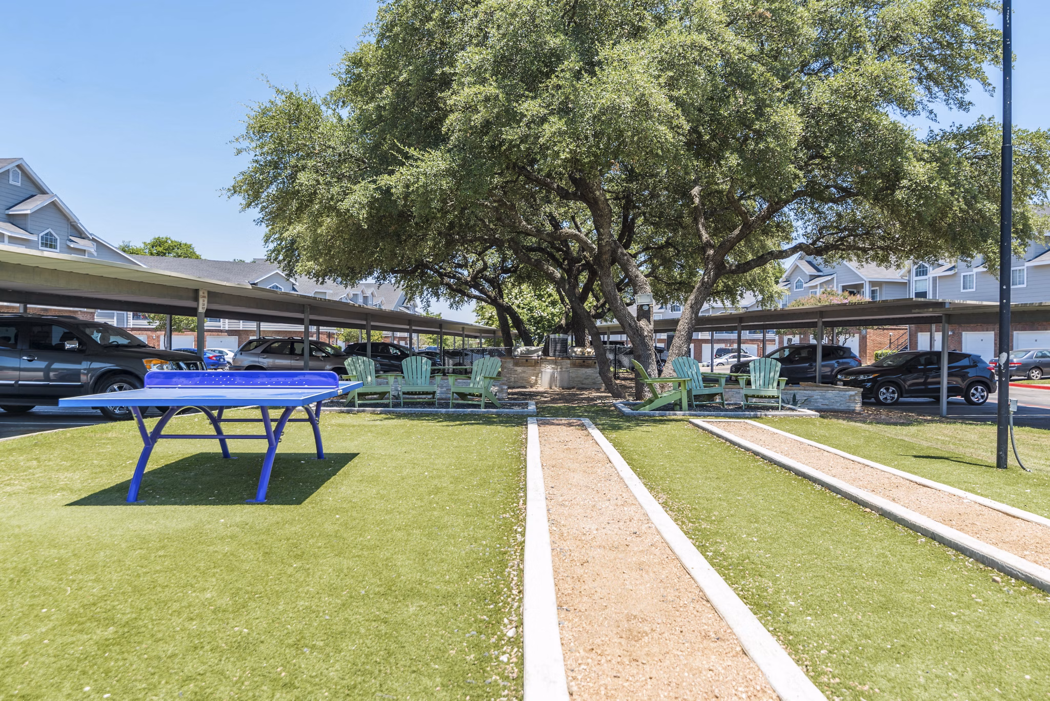 Sport court for basketball and tennis at Regal Parc Apartments