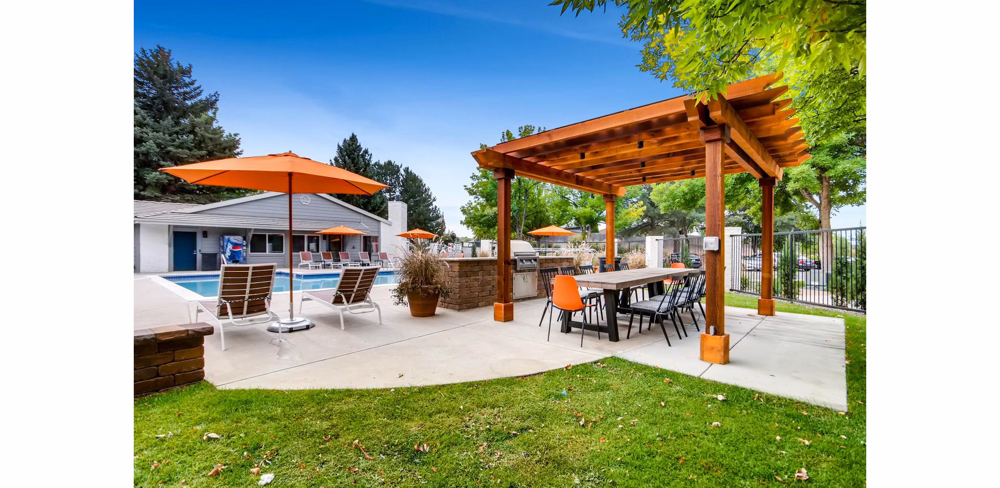 Canyon Reserve at the Ranch: Tranquil courtyard with lush landscaping and seating areas for relaxation