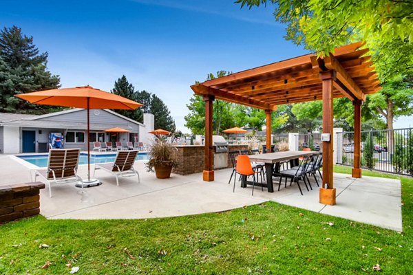 courtyard at Canyon Reserve at the Ranch Apartments