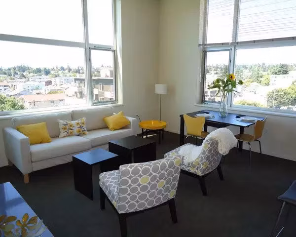 Spacious living room with modern furnishings in On the Park Apartments