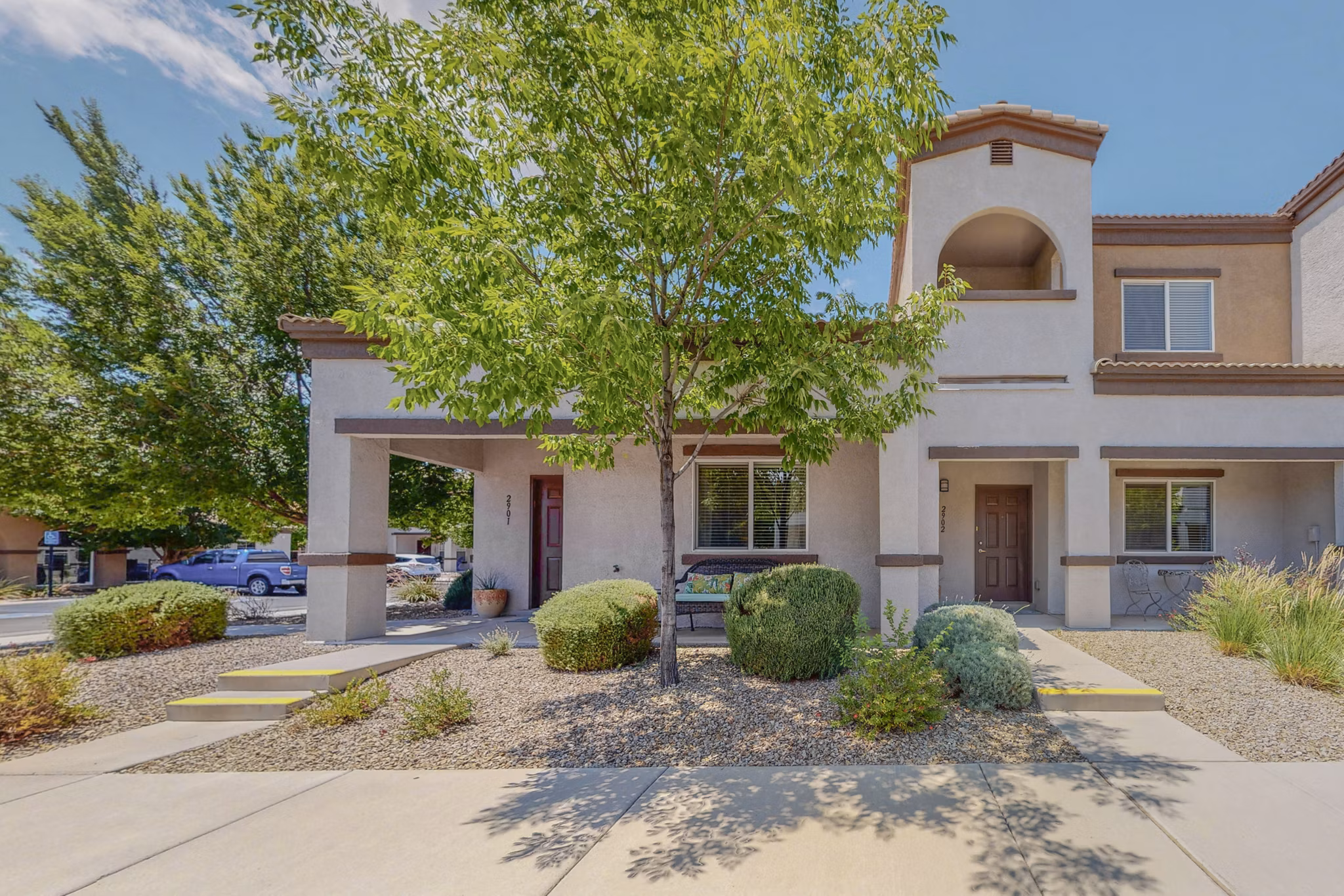 Cantata at the Trails: Contemporary luxury apartments with vibrant landscaping in Albuquerque