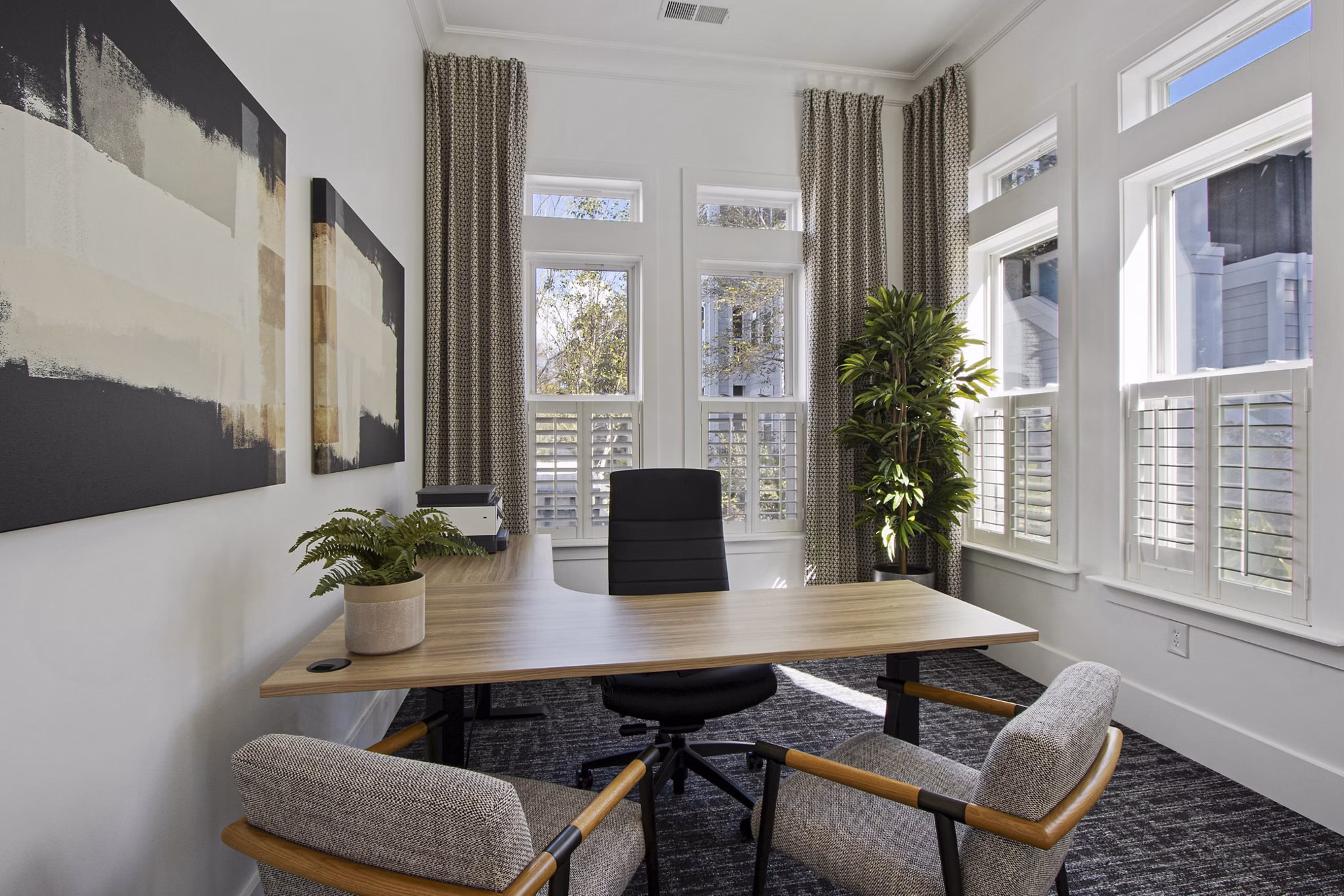 Modern clubhouse meeting facility at 1000 West Apartments featuring spacious seating and state-of-the-art technology
