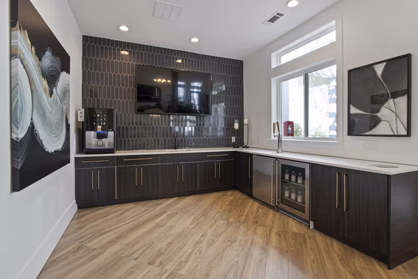 clubhouse at 1000 West Apartments