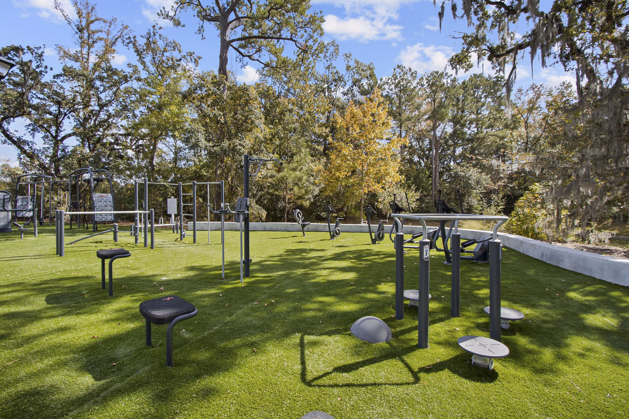 Spacious grill area and furnished patio at 1000 West Apartments, perfect for outdoor gatherings and leisure activities in a luxury setting