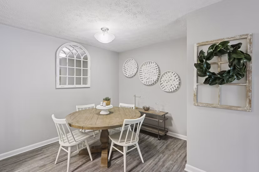 Dining area with modern furnishings in Mallard Crossing at St Matthews Apartments