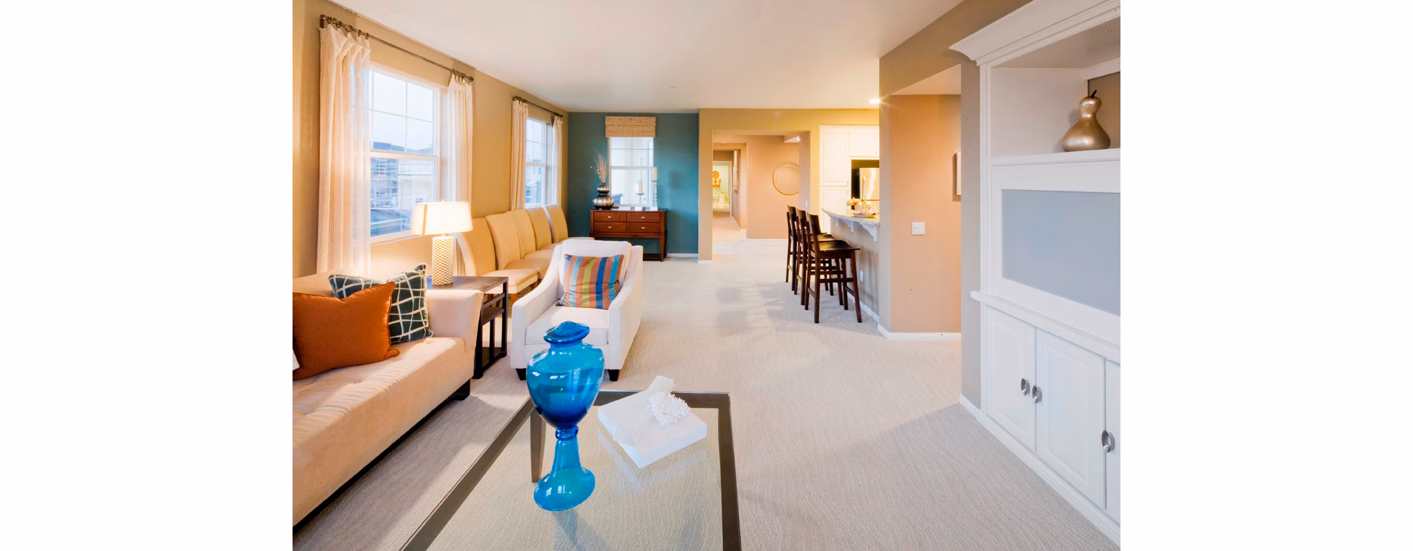 Coventry Court Luxury Senior Apartments: Cozy living room with contemporary decor and ample natural light